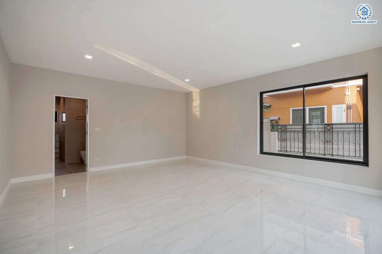 คฤหาสน์มือสองตกแต่งใหม่ โครงการ บ้านภาณุ ปิ่นเกล้า-บรมราชชนนี เนื้อที่ 142.7 ตร.ว. ฟังก์ชันจัดเต็ม 5 ห้องนอน 6 ห้องน้ำ 1 ห้องแม่บ้าน จอดรถได้ 4 คัน บนพื้นที่ใช้สอยเกือบ 451.5 ตร.ม. พร้อมพื้นที่สีเขียวสนามหญ้ากว้างขวาง ตอบโจทย์ครอบครัวใหญ่ บนทำเลศักยภาพ เชื่อมต่อทั้งถนนกาญจนาภิเษก และทางคู่ขนานลอยฟ้าบรมราชชนนี ใกล้ ม.มหิดล, สถานีขนส่งสายใต้ใหม่ และเซ็นทรัลปิ่นเกล้า